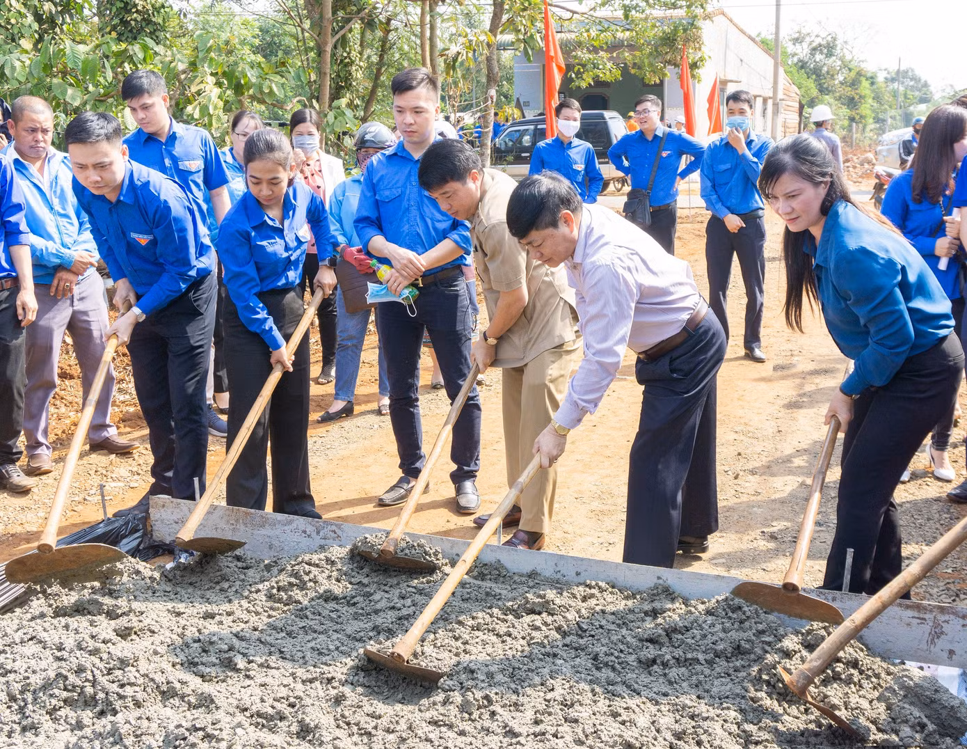 Những tấm lòng thơm thảo của Đoàn đến với đồng bào vùng sâu ảnh 2