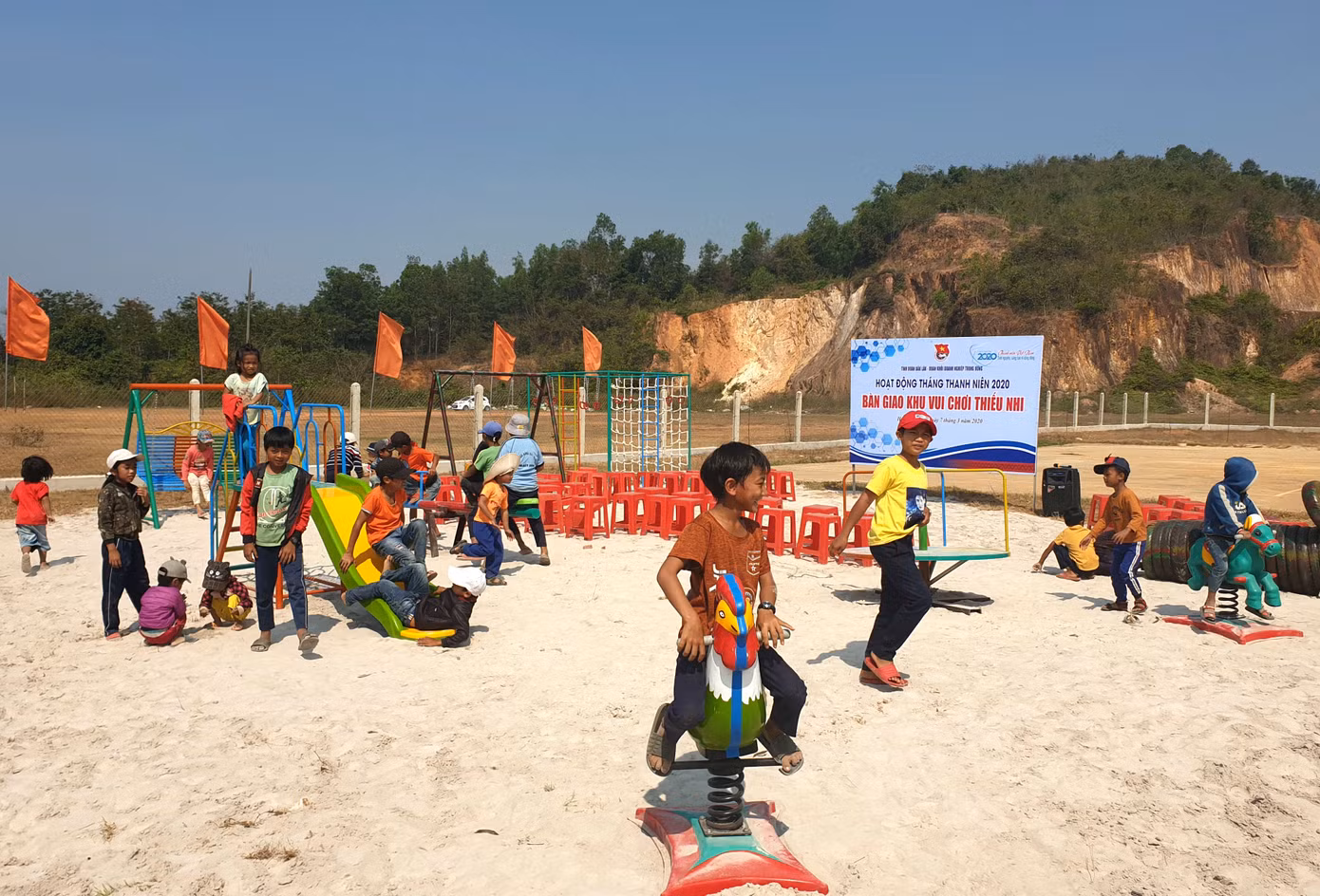 Những tấm lòng thơm thảo của Đoàn đến với đồng bào vùng sâu ảnh 7