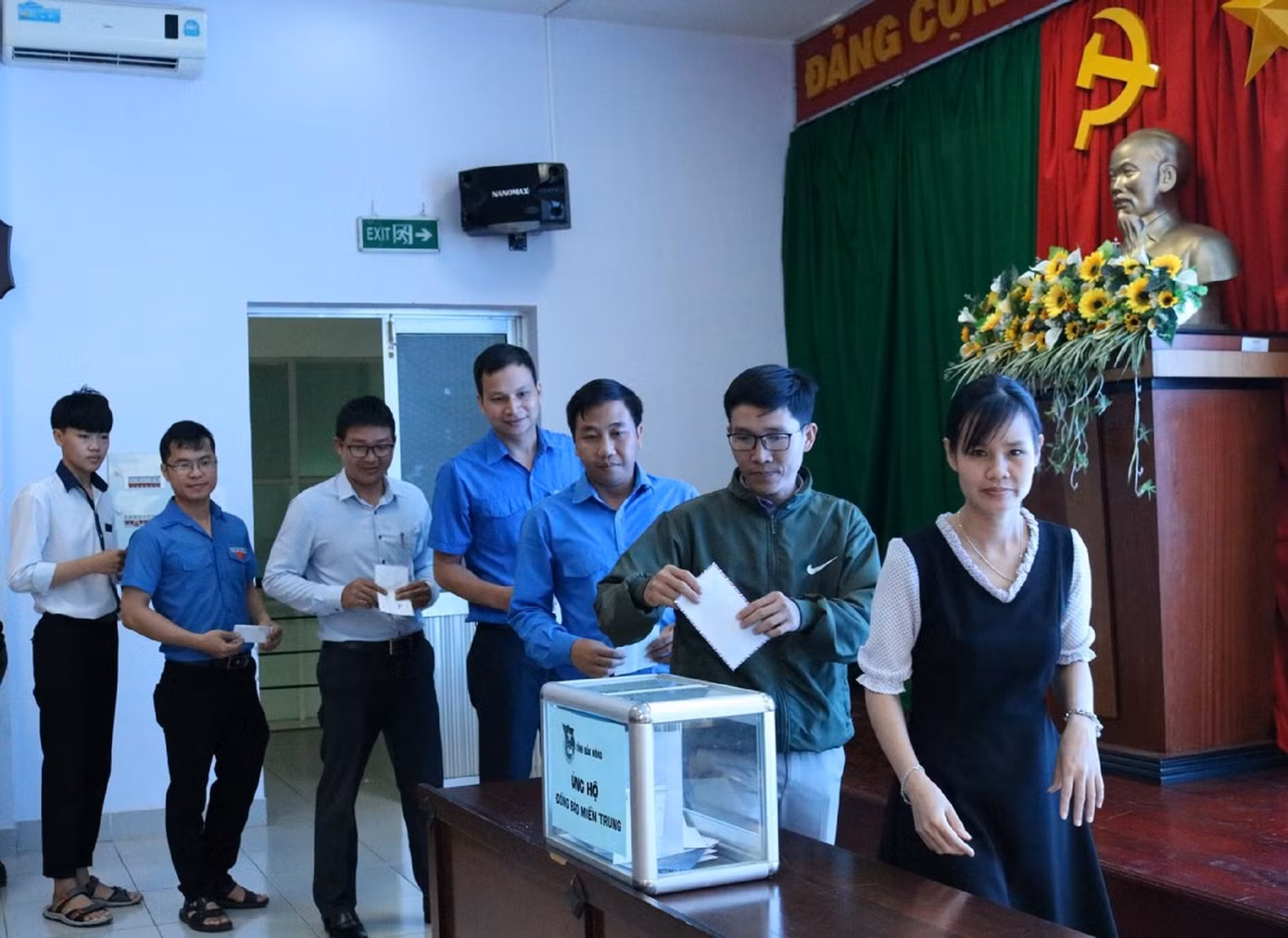 Tuổi trẻ Việt Nam qua con tem bưu chính ảnh 5