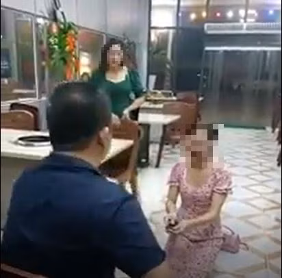 Tạm giữ chủ quán bắt nữ khách hàng quỳ gối, chửi bới kiểu giang hồ ảnh 1