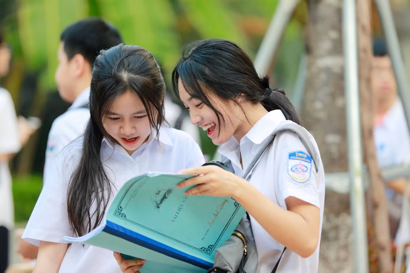 Hai mẹ con đến điểm thi muộn: Con khóc nức nở, mẹ đứng nhìn vô vọng ảnh 2 Hai mẹ con đến điểm thi muộn: Con khóc nức nở, mẹ đứng nhìn vô vọng ảnh 2