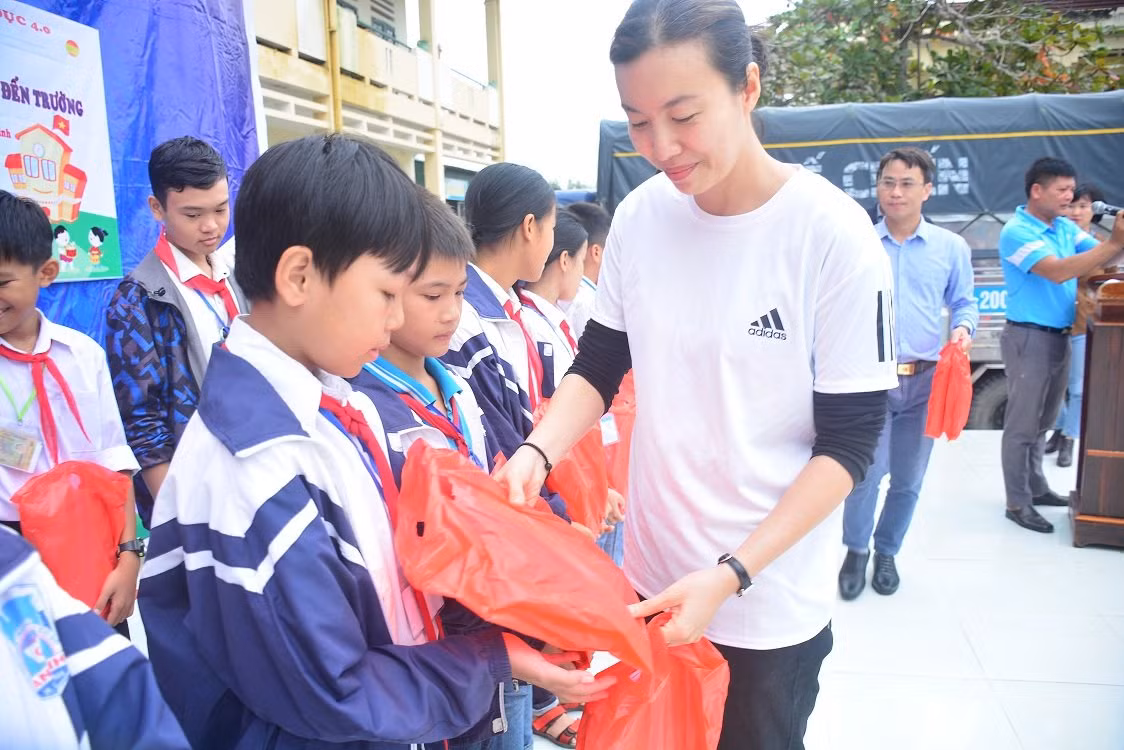 Những cánh hạc giấy đồng hành cùng học sinh miền Trung vượt lũ đến trường ảnh 5