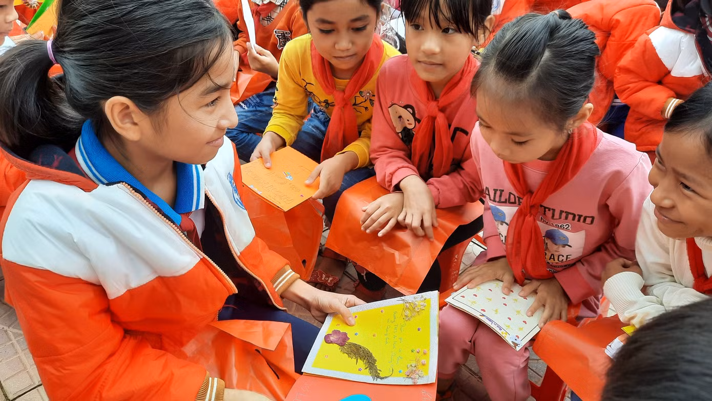 Những cánh hạc giấy đồng hành cùng học sinh miền Trung vượt lũ đến trường ảnh 4