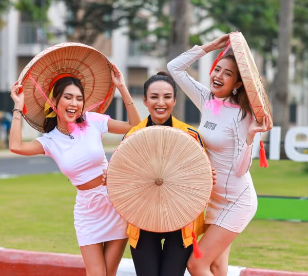 Mâu Thủy gây tranh cãi khi tạo dáng kém duyên ở địa điểm nổi tiếng trong “Vietnam Why Not” ảnh 1