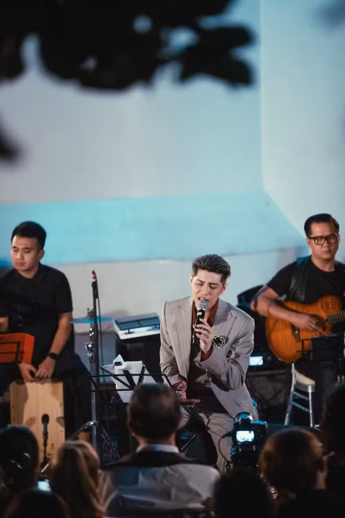 Noo Phước Thịnh lần đầu diễn live ca khúc mới tại ngọn hải đăng cổ nhất Đông Nam Á ảnh 4