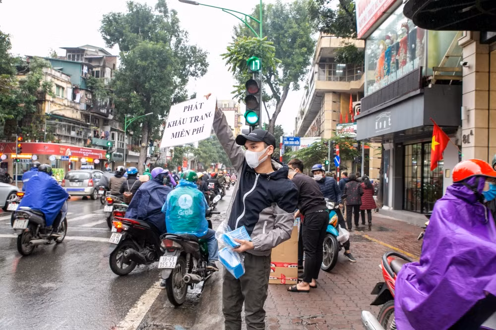 Sao Việt đồng loạt xuống đường phát khẩu trang miễn phí chống dịch corona ảnh 6