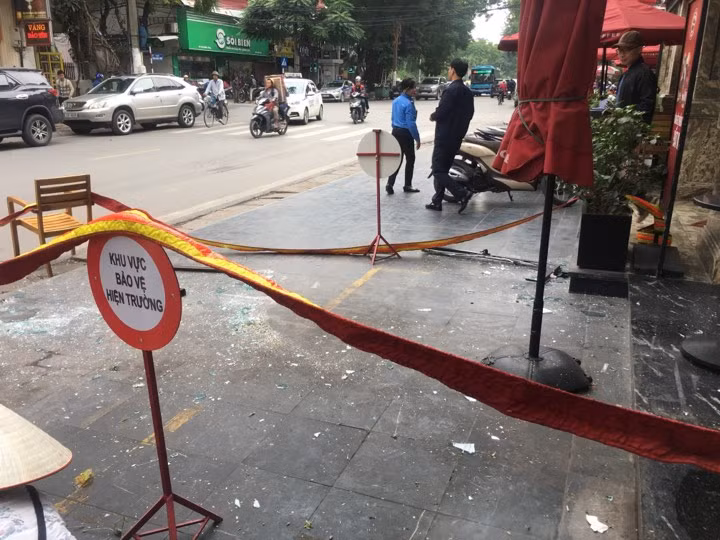 Cửa kính rơi từ tầng 6, kính văng trúng nhiều người đi đường ảnh 1