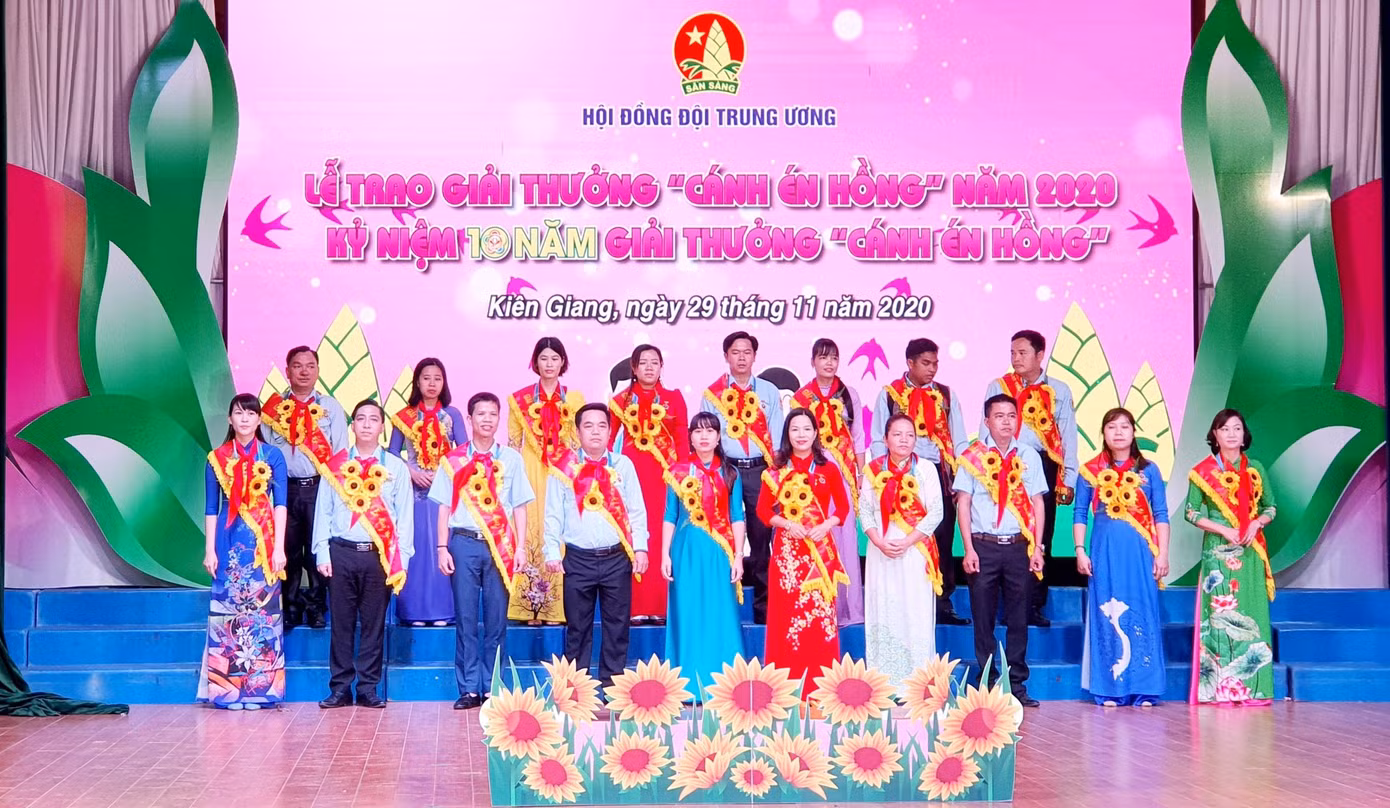 Tuyên dương những 'Cánh én hồng' vì học sinh thân yêu ảnh 3