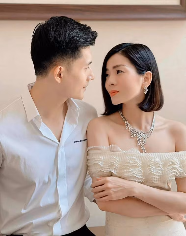 Sao Việt thi nhau khoe quà 8/3: Từ dây chuyền tiền tỉ đến quà tinh thần tự tay trang trí ảnh 2