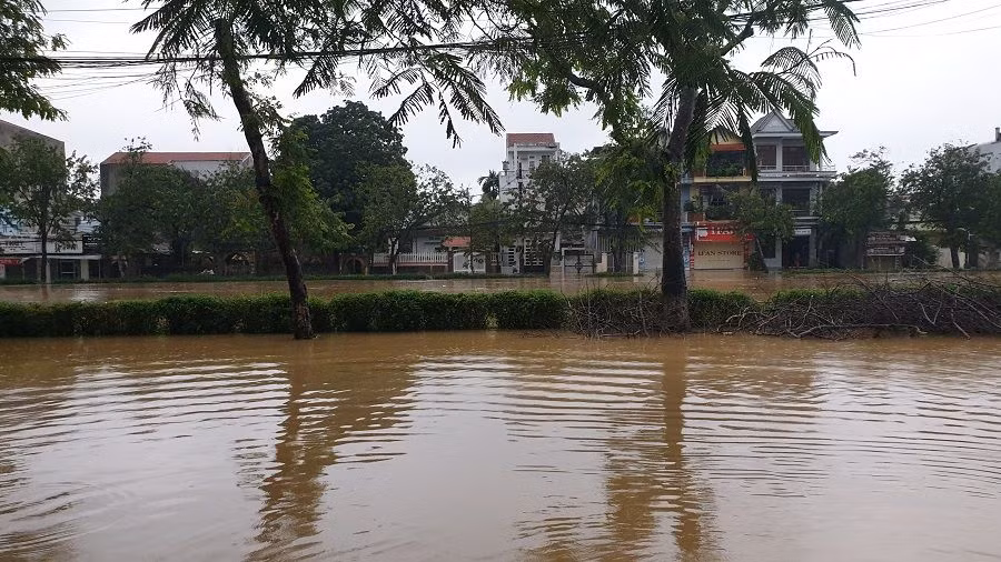 Rạng sáng 18/10: Nước lũ lên nhanh, người dân Quảng Trị kêu cứu trên mạng xã hội ảnh 13