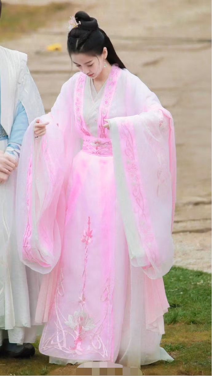 Angelababy xinh đẹp, 'thoát tục' như tiên tử trong tạo hình cổ trang ảnh 2