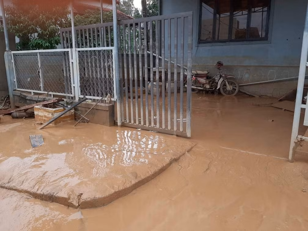 Nước lũ rút, dân Quảng Trị vật lộn với bùn non ảnh 1