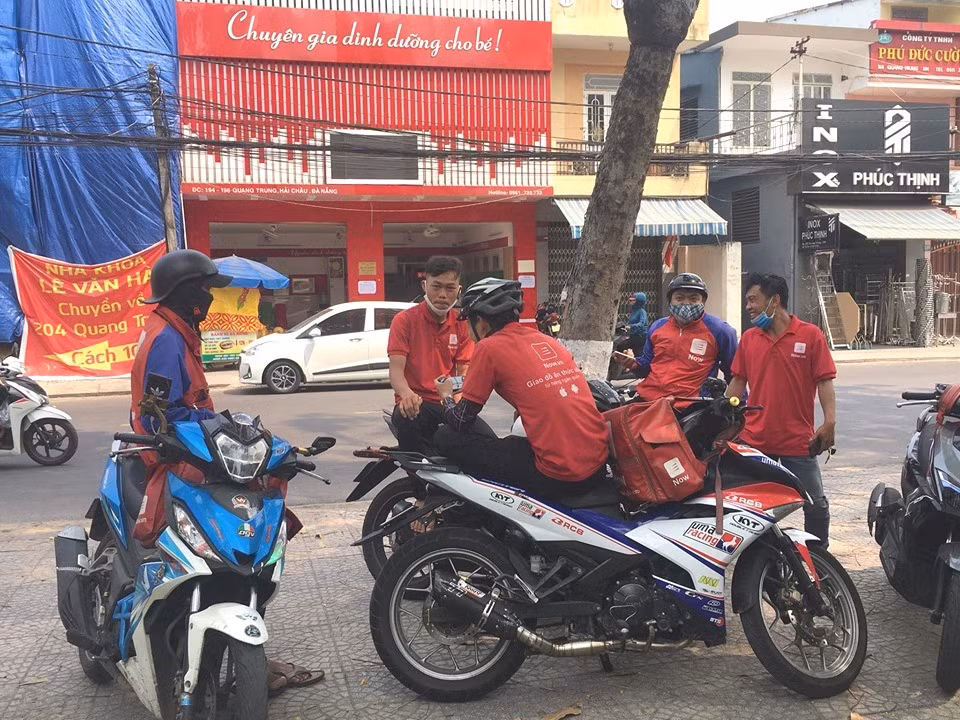 Hàng quán Đà Nẵng đồng loạt chuyển sang 'phục vụ mang về' ảnh 1