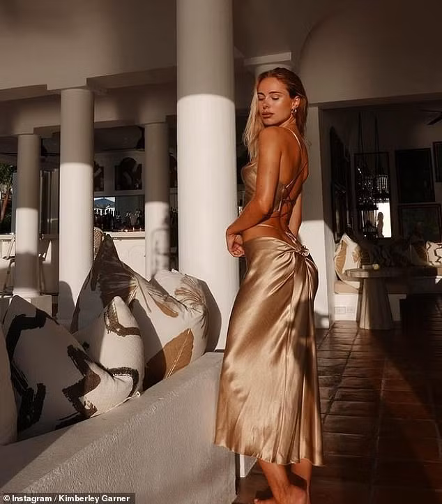 Mỹ nhân áo tắm Kimberley Garner lưng trần quyến rũ và võng eo tuyệt đẹp ảnh 1