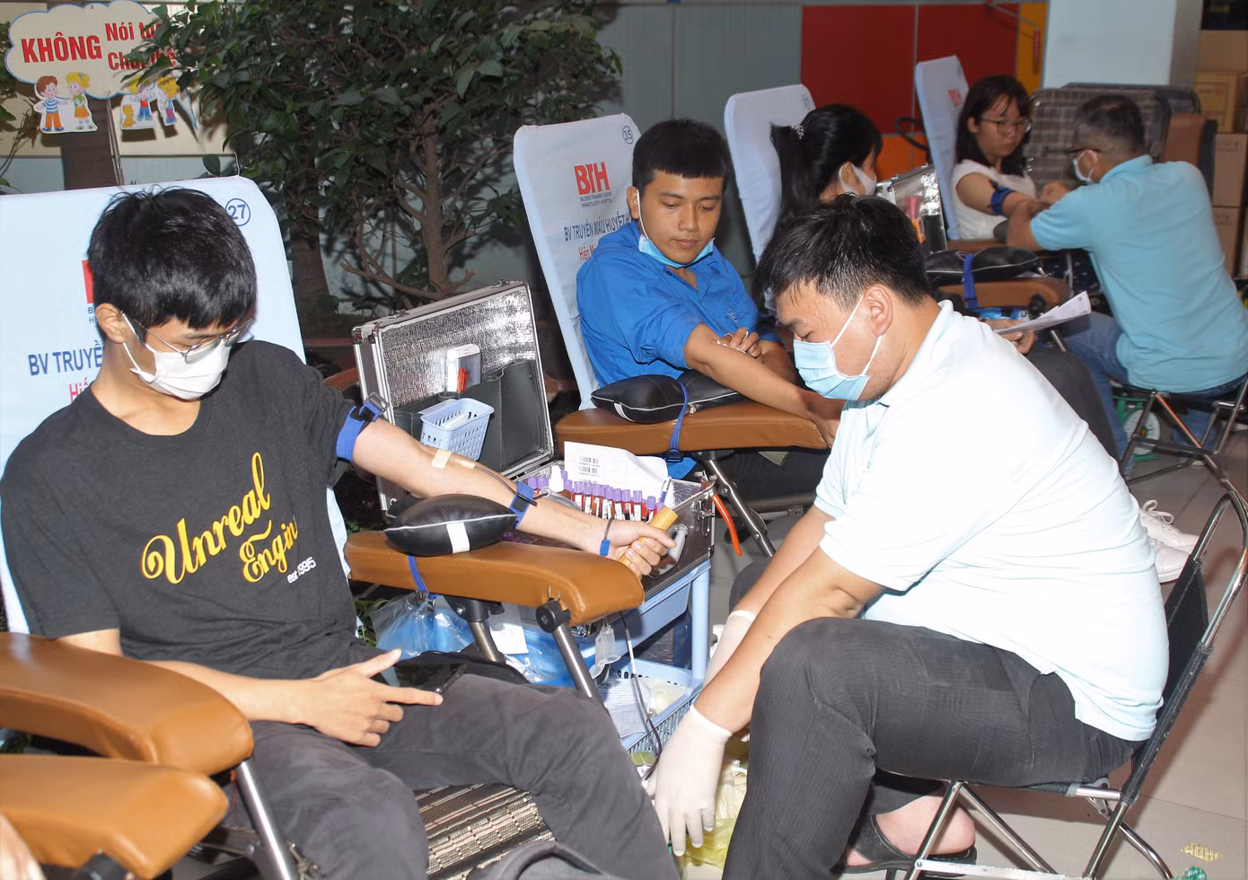 Ra quân Xuân tình nguyện, bạn trẻ TPHCM hiến máu, chỉnh trang viện dưỡng lão ảnh 6