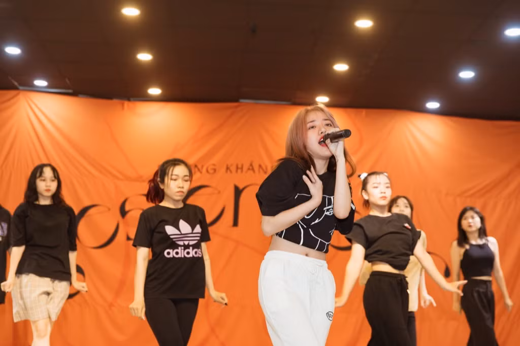 Clip: Phùng Khánh Linh dốc sức tập vũ đạo, vui mừng vì showcase đã “cháy vé“ ảnh 2