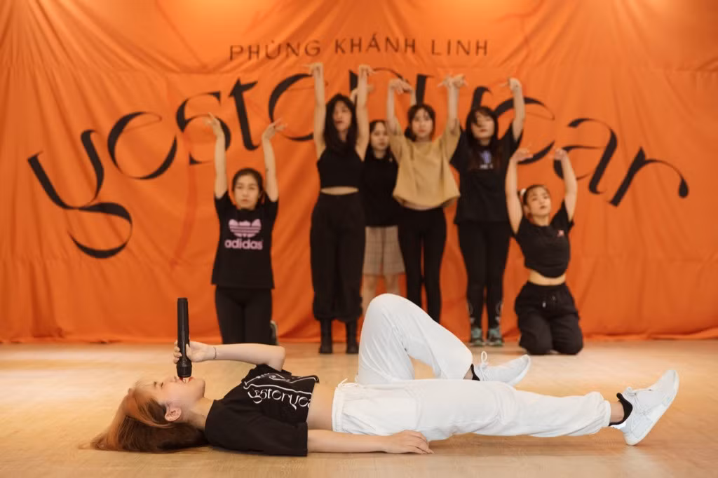 Clip: Phùng Khánh Linh dốc sức tập vũ đạo, vui mừng vì showcase đã “cháy vé“ ảnh 4