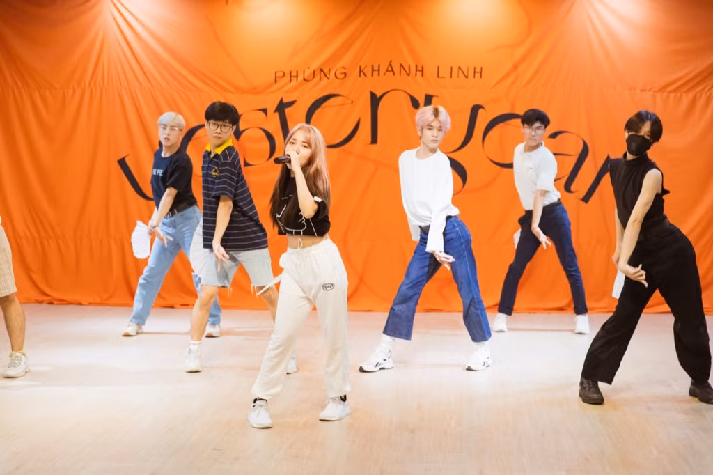 Clip: Phùng Khánh Linh dốc sức tập vũ đạo, vui mừng vì showcase đã “cháy vé“ ảnh 3