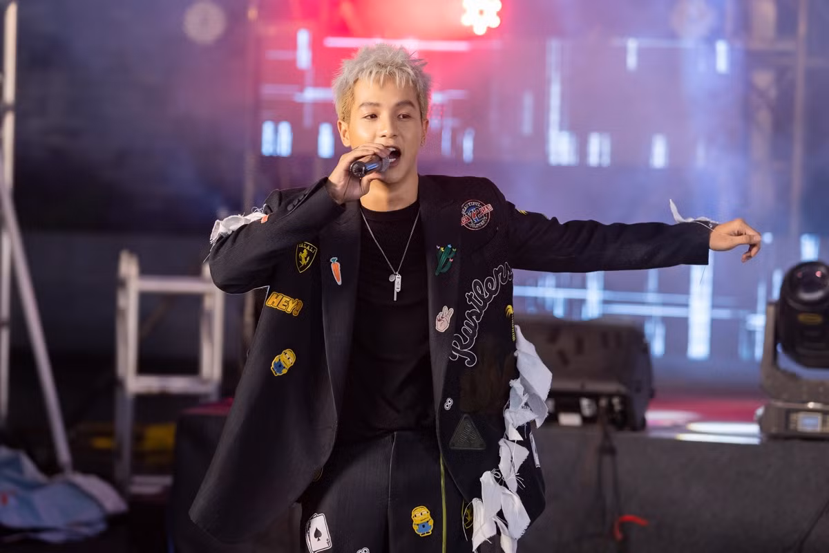 Loạt ảnh điển trai của rapper 16 Typh khiến fan nữ tiếc hùi hụi sau khi rời “Rap Việt“ ảnh 12