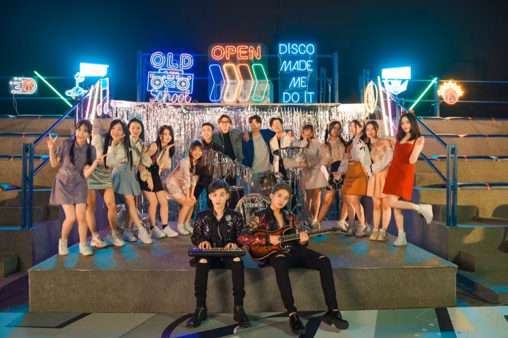 X2X mang sàn nhảy thập niên 90 vào MV mới, mong được Ngô Thanh Vân để ý ảnh 3