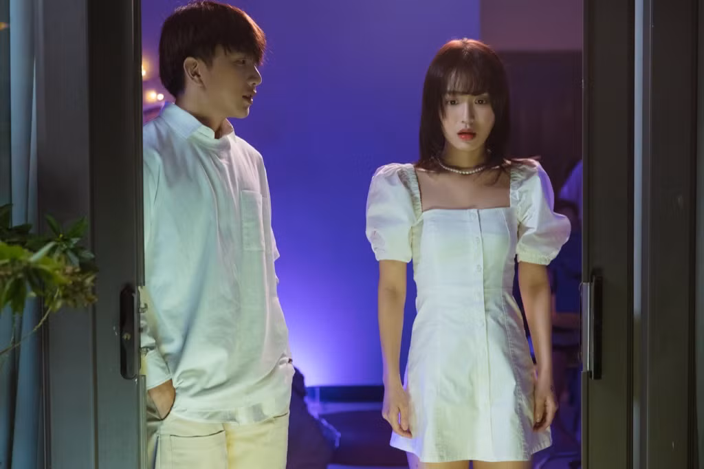 Lý Nhã Kỳ, Hoàng Phi, Mạc Văn Khoa mang dép tổ ong khuấy đảo “Nhanh Như Chớp'' ảnh 10 Lý Nhã Kỳ, Hoàng Phi, Mạc Văn Khoa mang dép tổ ong khuấy đảo “Nhanh Như Chớp'' ảnh 10