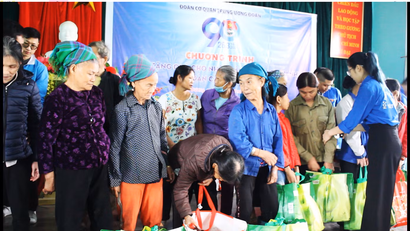 Người nghèo Tuyên Quang xúc động nhận quà của đoàn tình nguyện Trung ương Đoàn ảnh 7