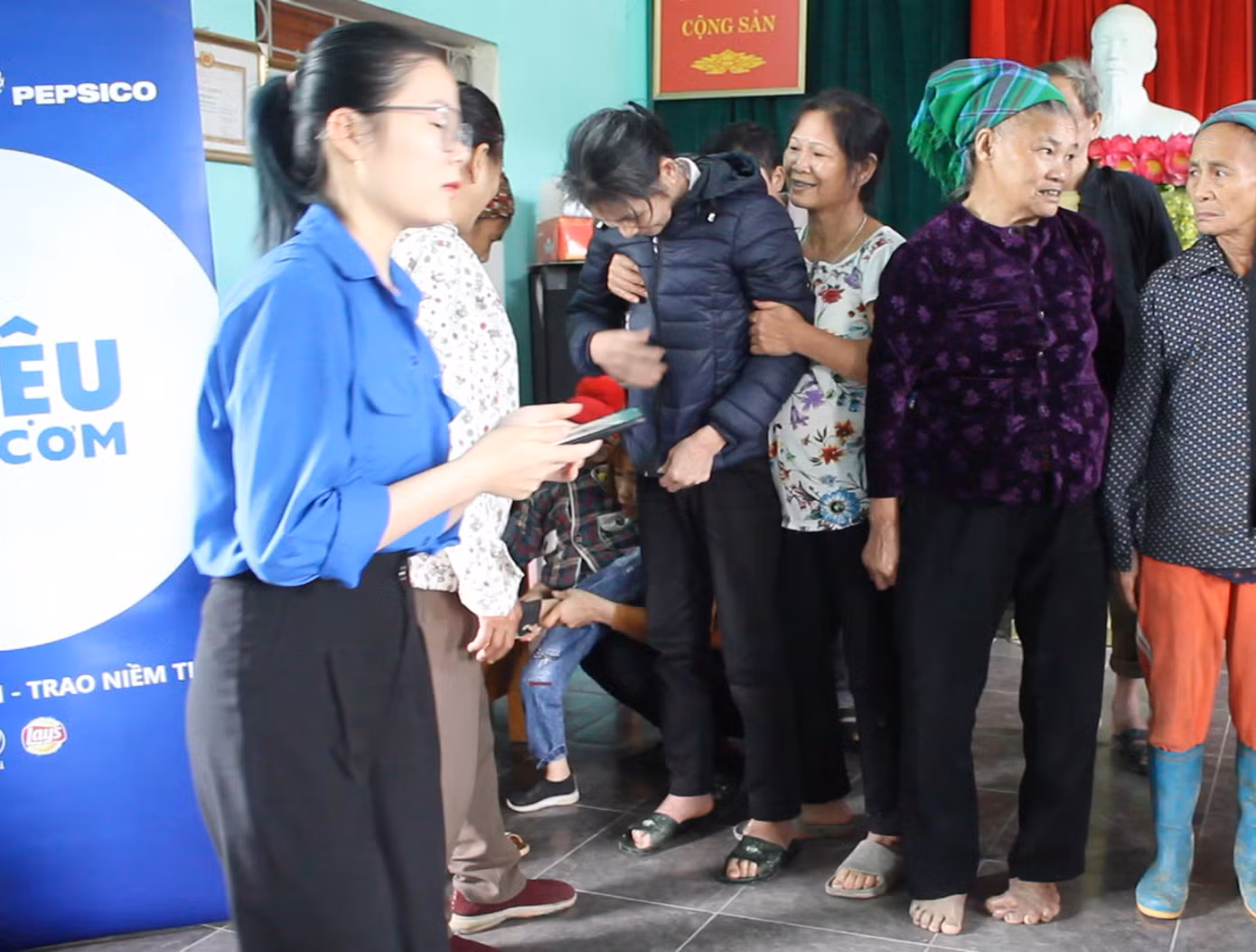Người nghèo Tuyên Quang xúc động nhận quà của đoàn tình nguyện Trung ương Đoàn ảnh 6