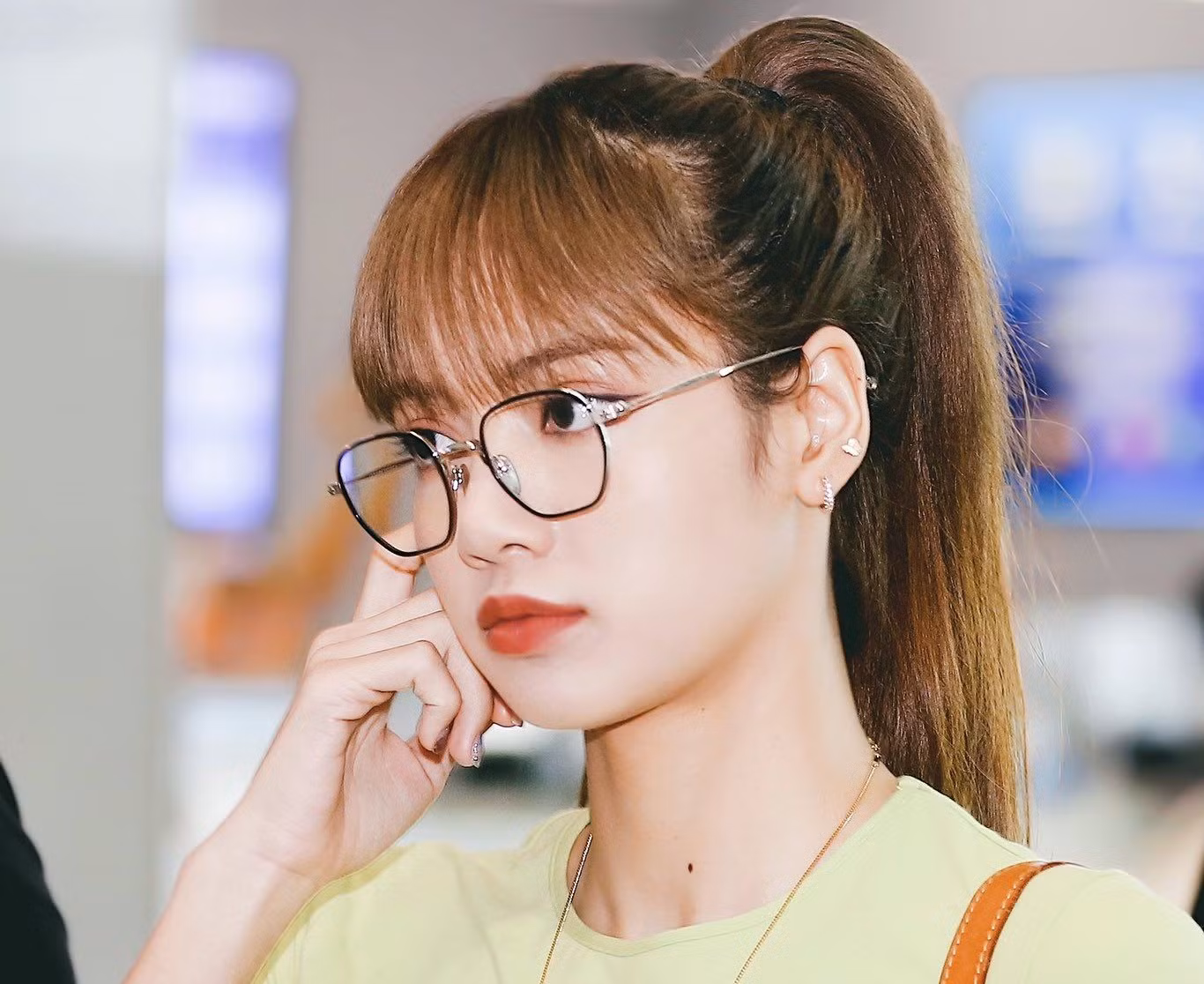 Đeo kính muốn trông vừa đẹp vừa sang chắc chắn phải biết cách trang điểm phù hợp ảnh 1