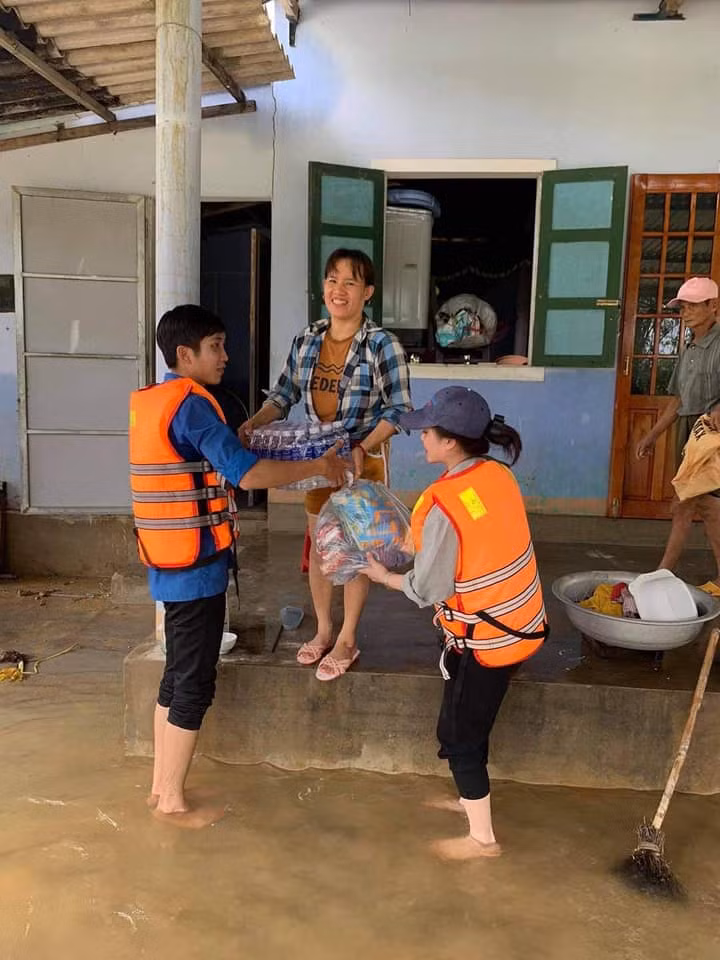 Chia sẻ với bà con vùng lũ miền Trung ảnh 9