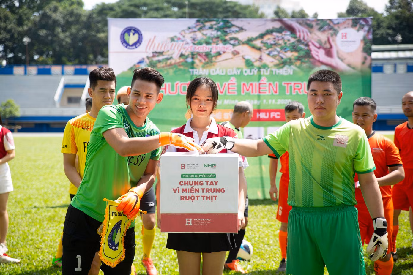 Tổ chức trận bóng nhằm gây quỹ ủng hộ đồng bào miền Trung ảnh 4