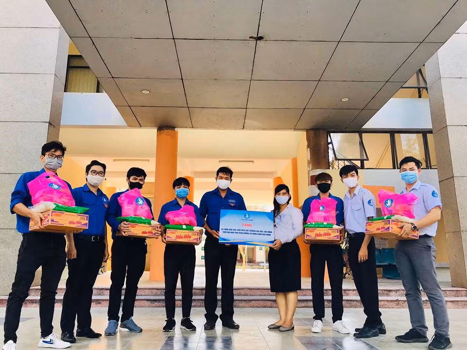 Hội Sinh viên tỉnh Bình Dương tặng quà cho sinh viên bị ảnh hưởng bởi dịch COVID-19 ảnh 8