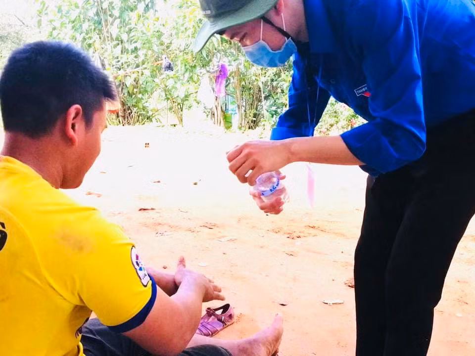“Tri thức xanh” đến buôn làng tuyên truyền phòng chống dịch COVID-19 ảnh 10