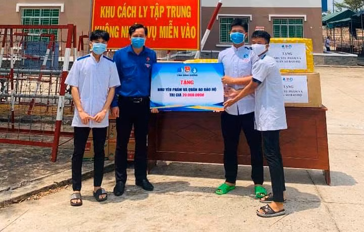 Thăm và tặng quà cho 47 sinh viên Bình Dương đang ở tuyến đầu chống dịch ảnh 1