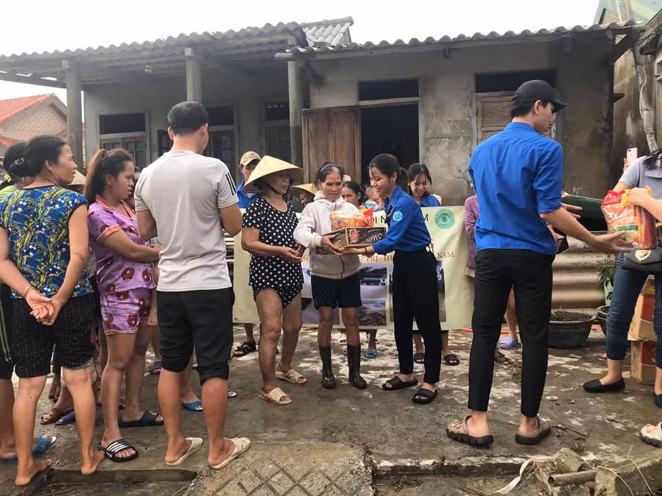 Chia sẻ với bà con vùng lũ miền Trung ảnh 5