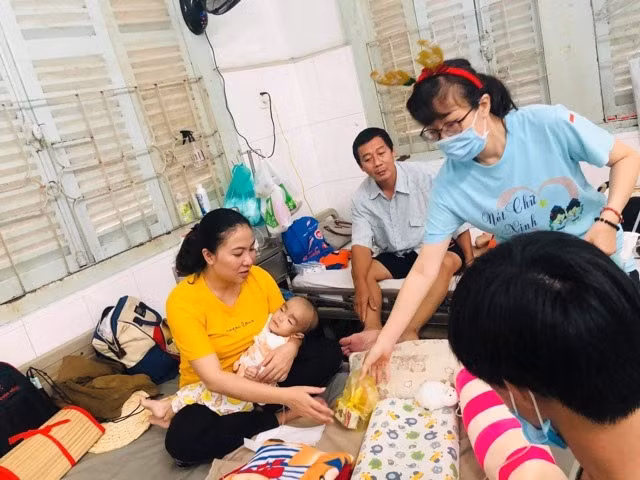 Theo chân ông già Noel mang niềm vui đến các em bệnh nhi ảnh 11