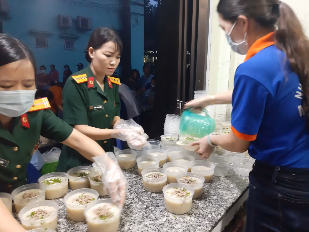 Những suất cháo nghĩa tình ảnh 3