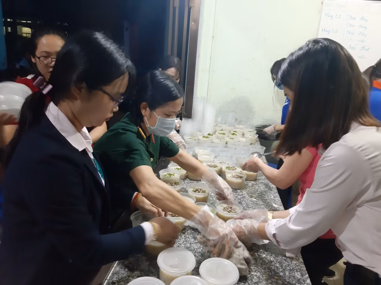 Những suất cháo nghĩa tình ảnh 2