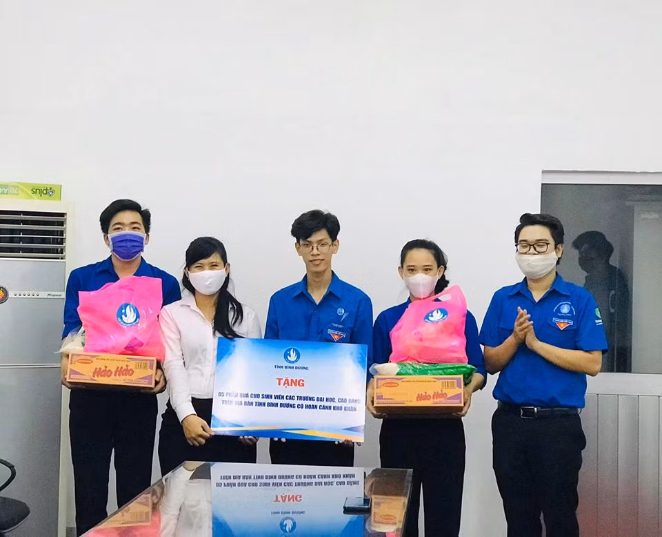 Hội Sinh viên tỉnh Bình Dương tặng quà cho sinh viên bị ảnh hưởng bởi dịch COVID-19 ảnh 7