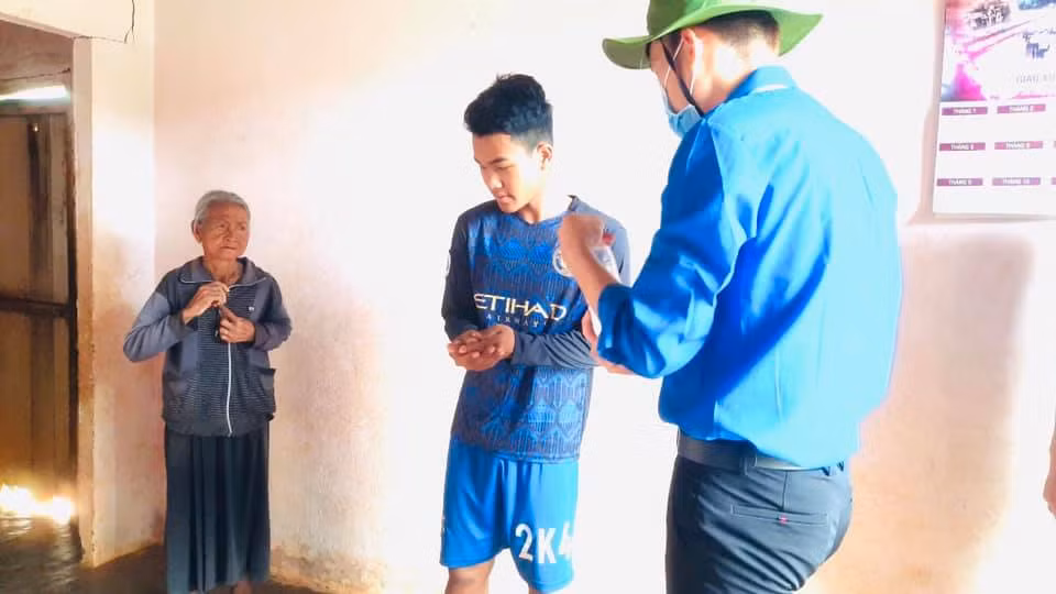 “Tri thức xanh” đến buôn làng tuyên truyền phòng chống dịch COVID-19 ảnh 5