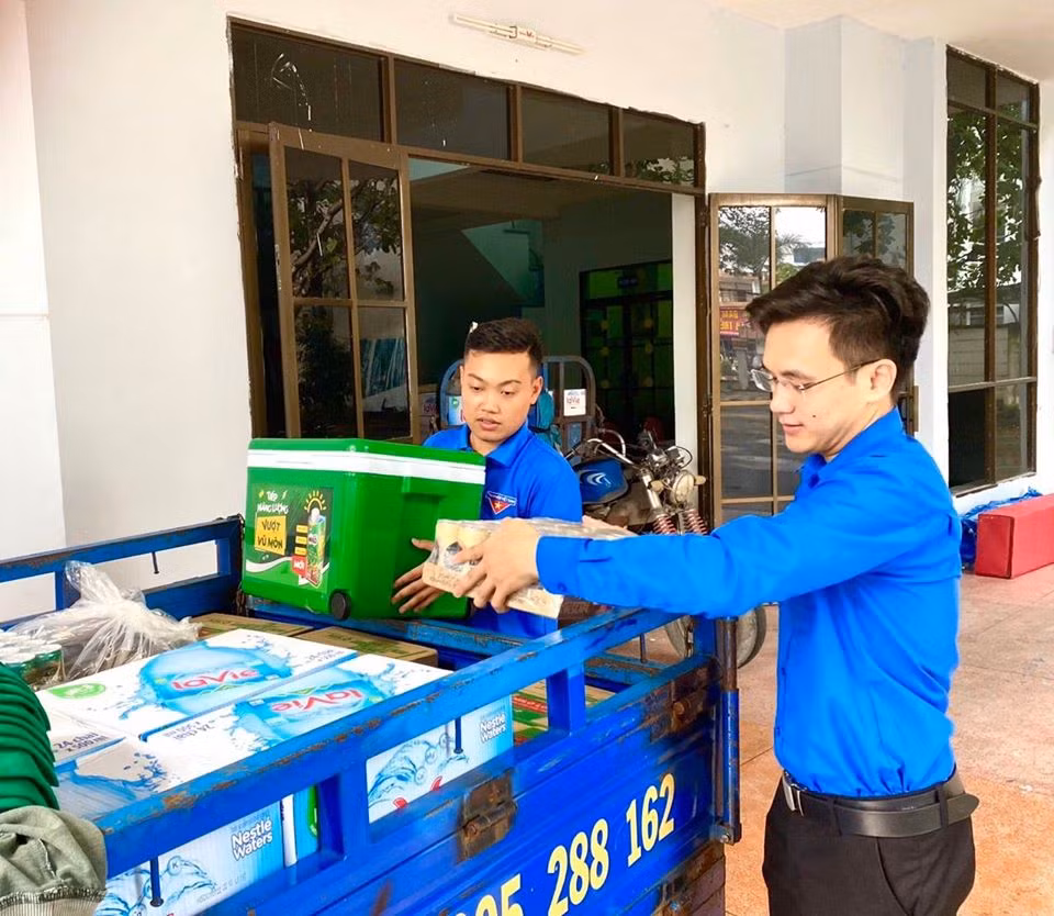 Hỗ trợ nước uống và nước rửa tay khô cho thí sinh tại Chí Linh, Hải Dương ảnh 11