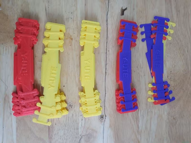 Sinh viên chế thiết bị dây đeo khẩu trang tặng các bệnh viện ảnh 1