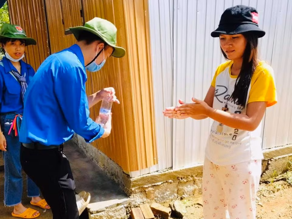 “Tri thức xanh” đến buôn làng tuyên truyền phòng chống dịch COVID-19 ảnh 8