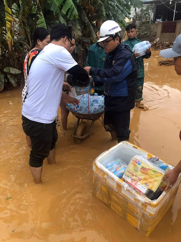 Chia sẻ với bà con vùng lũ miền Trung ảnh 1
