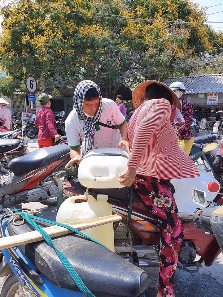 Tiếp nước sạch cho người dân miền Tây ảnh 2