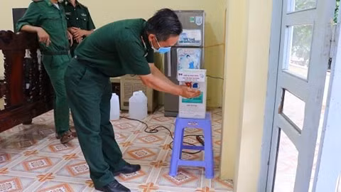 Chàng sinh viên chế thiết bị phun nước rửa tay khô tự động ảnh 3