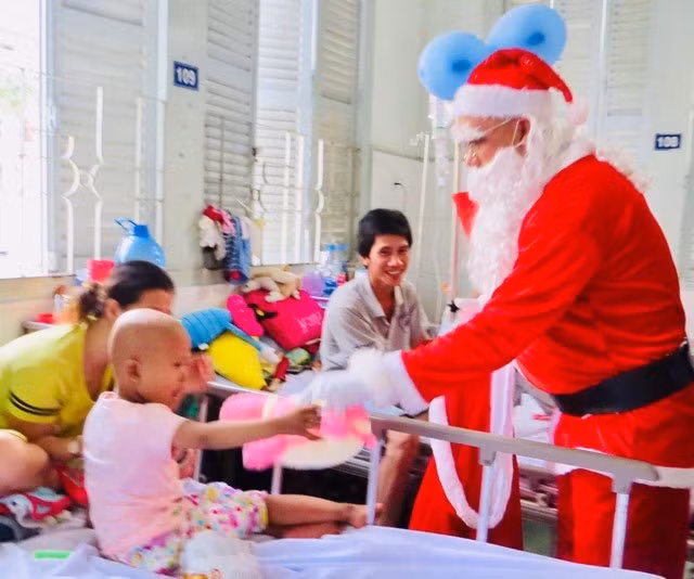 Theo chân ông già Noel mang niềm vui đến các em bệnh nhi ảnh 3