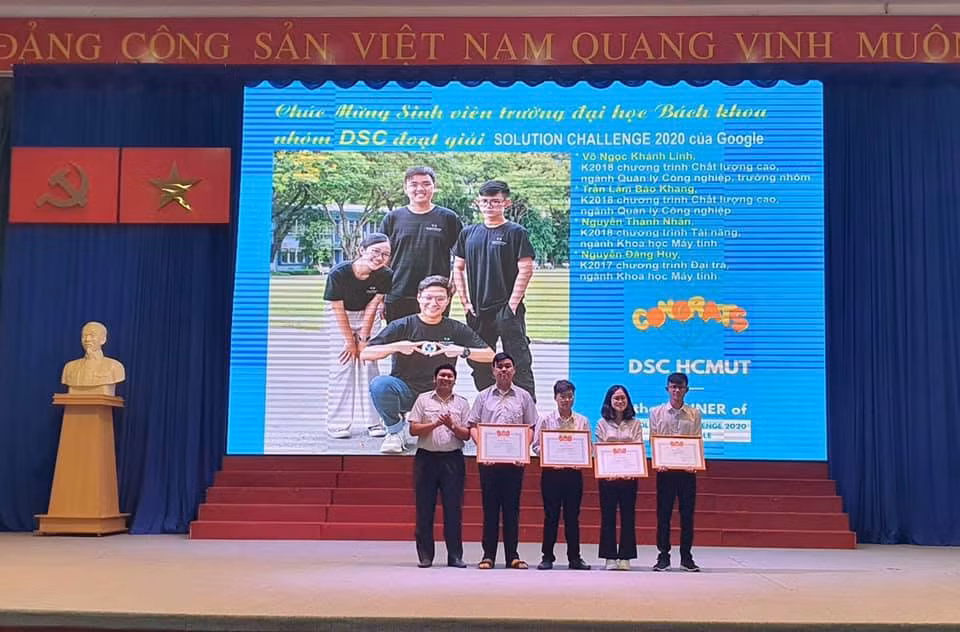 Trao bằng khen cho nhóm sinh viên giành chiến thắng cuộc thi “Solution Challenge 2020“ ảnh 1