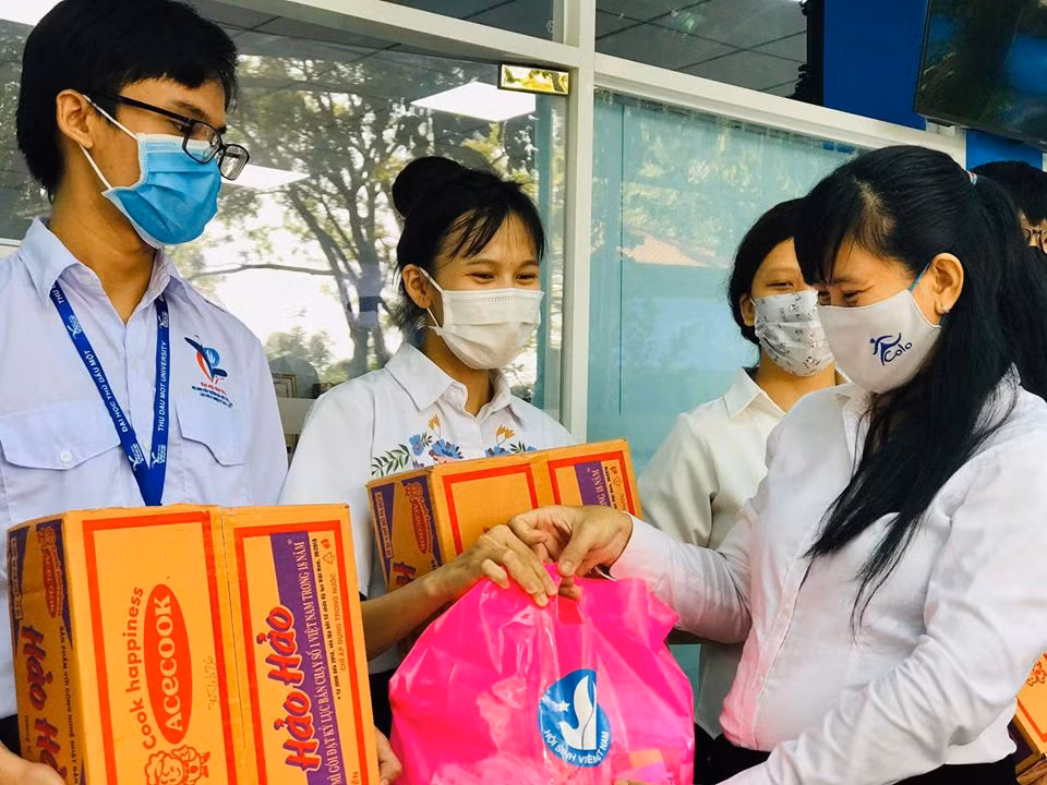 Hội Sinh viên tỉnh Bình Dương tặng quà cho sinh viên bị ảnh hưởng bởi dịch COVID-19 ảnh 12
