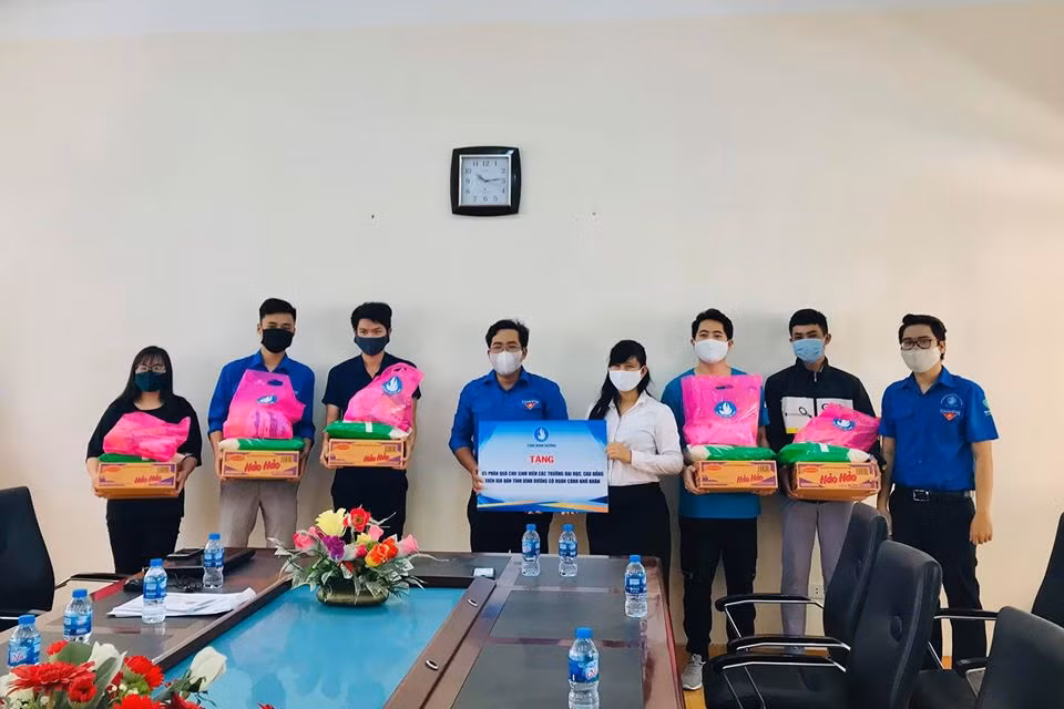 Hội Sinh viên tỉnh Bình Dương tặng quà cho sinh viên bị ảnh hưởng bởi dịch COVID-19 ảnh 2
