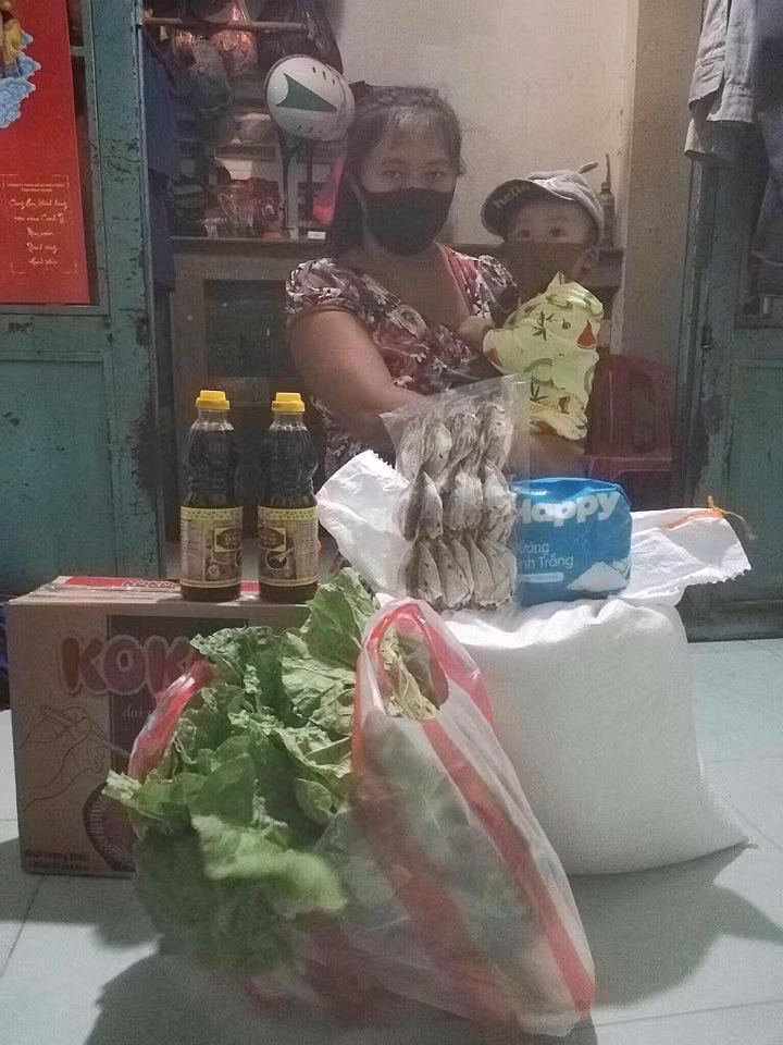 Hội Thiện nguyện Phan Thiết tặng nhiều phần quà cho bà con lao động nghèo ảnh 11